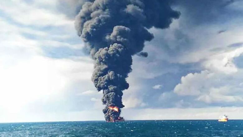 Irán: 'No hay esperanza' por marinos de petrolero de bandera panameña incendiado