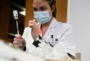 Sudáfrica suspende programa de vacunación que comenzaría con dosis de AstraZeneca