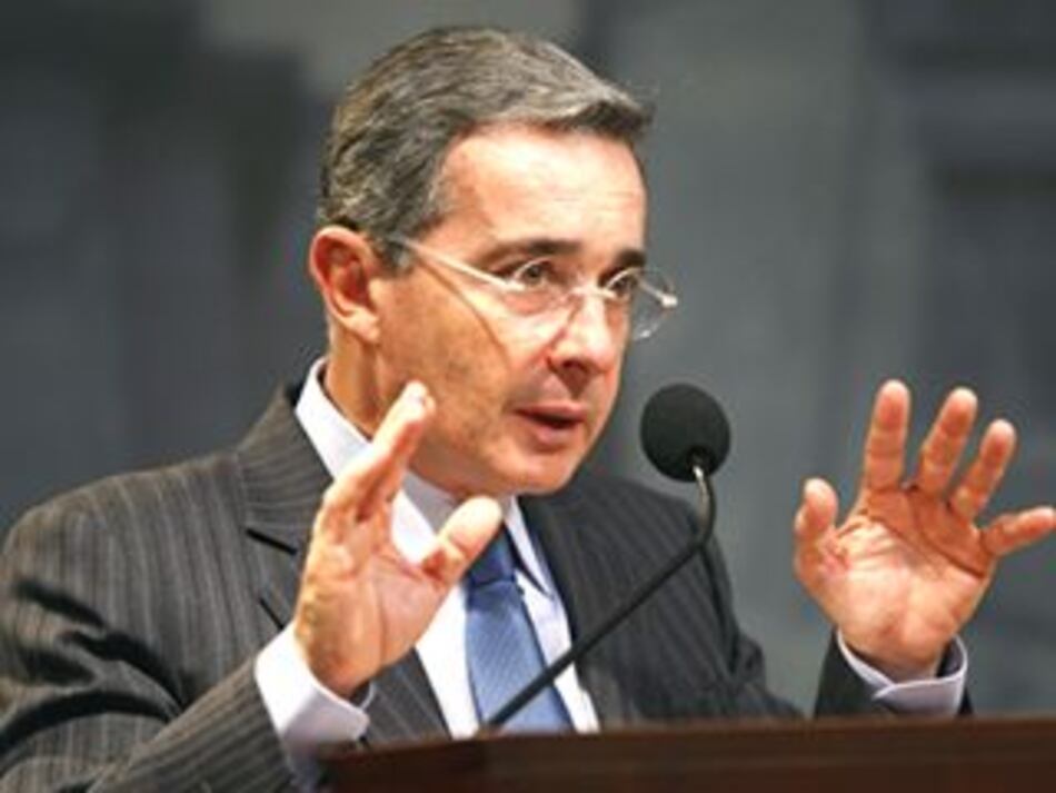 Encuesta da 54.5% de aceptación a Uribe