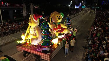 Cientos de personas asisten al desfile de Navidad 2023; alcalde Fábrega, ausente en el corte de cinta