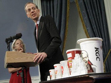 Bloomberg planea prohibir venta de bebidas azucaradas en Nueva York