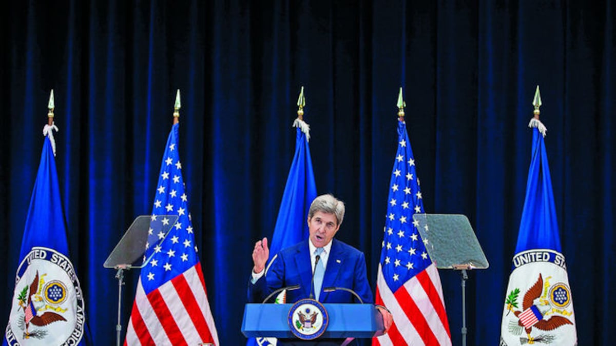 John Kerry (Izq.) defendió la postura de su país ante el Consejo de Seguridad y Benjamín Netanyahu (Der.) rechazó las críticas a su política de asentamientos.