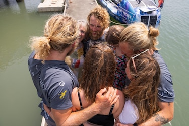 Los tres hermanos que lograron la hazaña de remar 15,000 km desde Perú a Australia