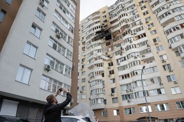 Seis trabajadores, atrapados bajo los escombros tras el ataque ruso contra Járkov