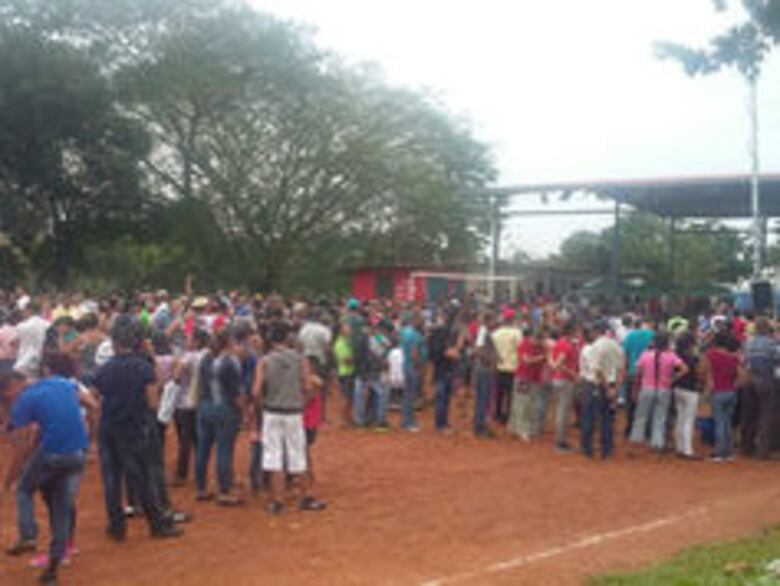 Empujones y quejas en el primer día de las ferias navideñas del IMA