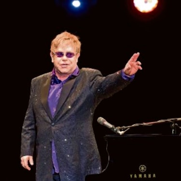 Elton John se recupera de cirugía