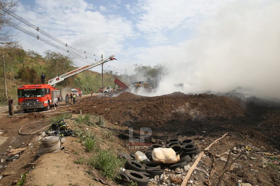Siguen las labores para controlar incendio en Cerro Patacón