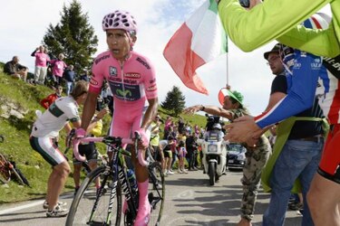 Quintana gana etapa y aumenta ventaja en el Giro