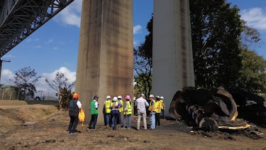 Con el embajador presente, ingenieros de Estados Unidos evalúan el puente de las Américas