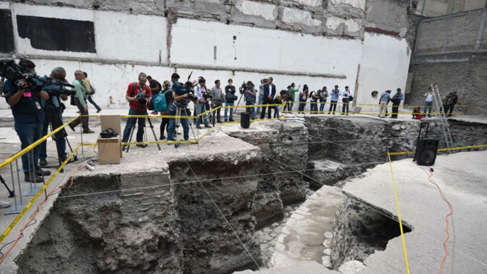 Descubren templo y cancha ritual aztecas en pleno centro de capital mexicana