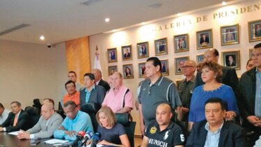 Diputados del PRD y de CD analizan la crisis del Ejecutivo y el Legislativo