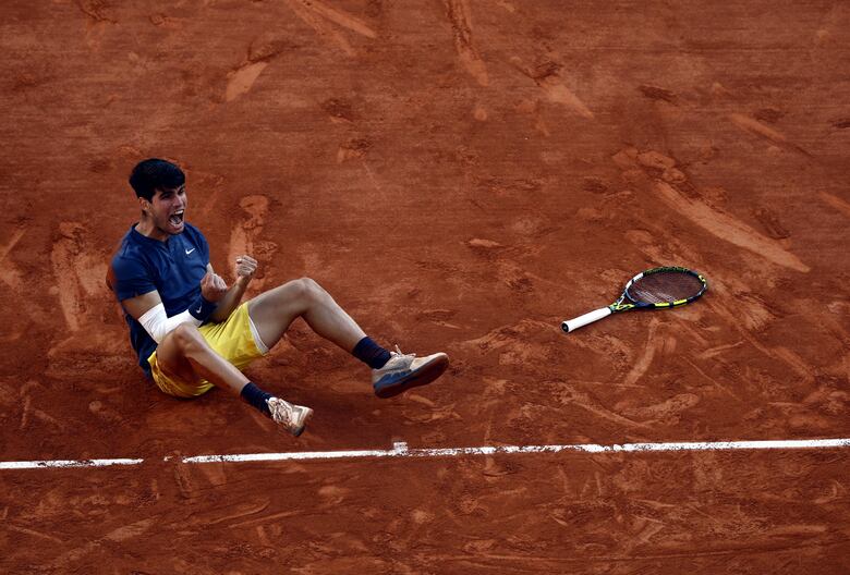 Alcaraz gana por primera vez un Roland Garros al batir en la final a Zverev en cinco sets
