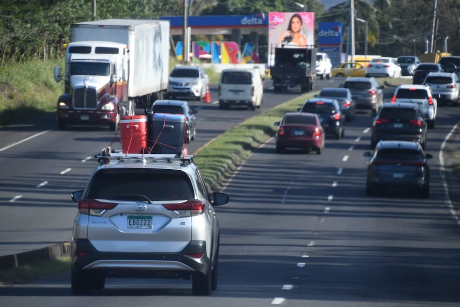 Tres muertos, 219 accidentes y 127,558 vehículos se trasladan al interior hasta este domingo de Carnaval