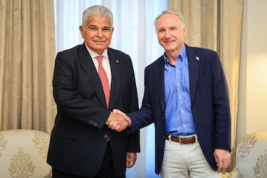 Presidente Mulino se reunió con Dan Brown, autor del Código da Vinci
