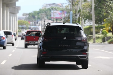 Alcaldía de Panamá comenzó a entregar las placas a vehículos nuevos y distribuirá en julio las calcomanías