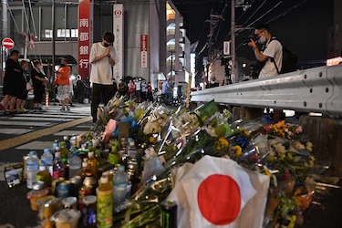 Policía de Japón sigue investigando los motivos del asesino del exprimer ministro Shinzo Abe