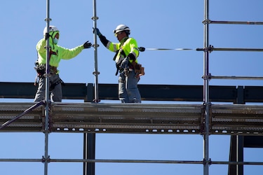 Cifras reflejan cómo los cambios en los intereses preferenciales y las protestas frenaron la construcción