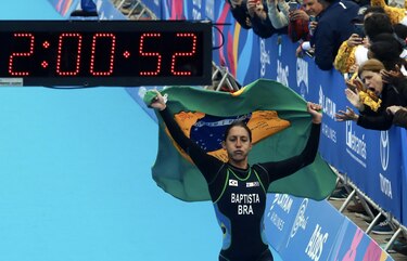 La triatleta brasileña Luísa Baptista recibe alta luego de tres meses internada en un hospital