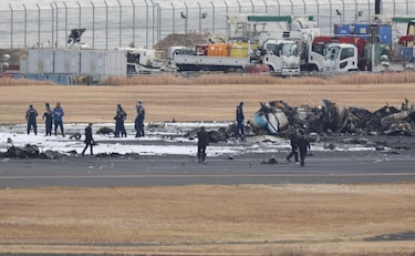 ¿Cómo fue la milagrosa evacuación del avión accidentado en Tokio?