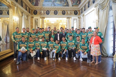 Campeones del béisbol juvenil visitan la Presidencia