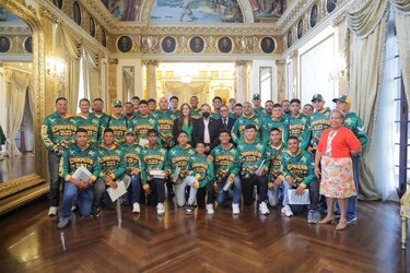 Campeones del béisbol juvenil visitan la Presidencia