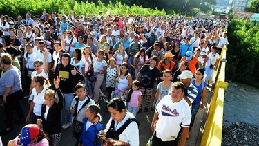 Miles de venezolanos cruzan por segunda ocasión frontera con Colombia para abastecerse