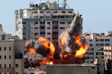 Israel continúa con ofensiva en Gaza, bombardean edificio en donde estaban oficinas de medios de comunicación