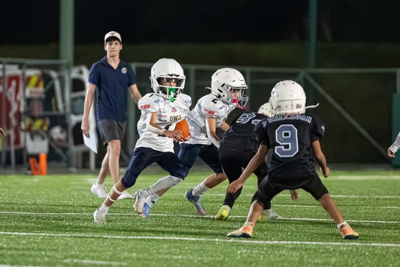 Owls, Kolts, Lions y Raiders mantienen paso firme en Kiwanis Football League