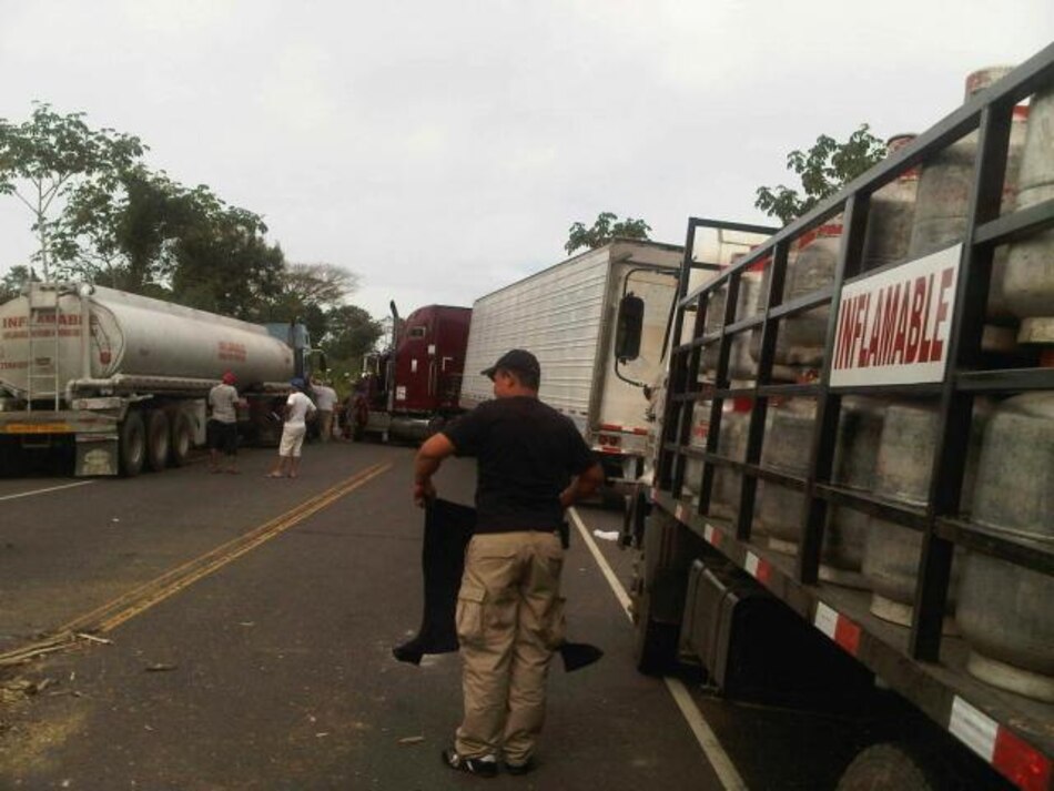 Turistas ticos piden transbordo de buses para regresar a su país