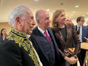 Vargas Llosa cenará con Macron, el rey emérito Juan Carlos y Javier Cercas