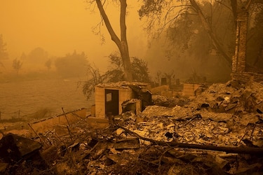 Mayor incendio forestal en California deja al menos cuatro muertos