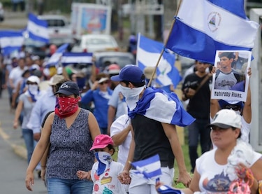 Manifestantes hacen cadena humana para pedir libertad de presos políticos en Nicaragua