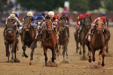 El ejemplar Rich Strike del jinete venezolano Sonny León gana el Derby de Kentucky