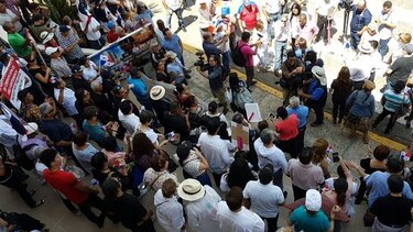 ‘Justicia, justicia’, reclaman manifestantes desde las escalinatas de la Corte Suprema