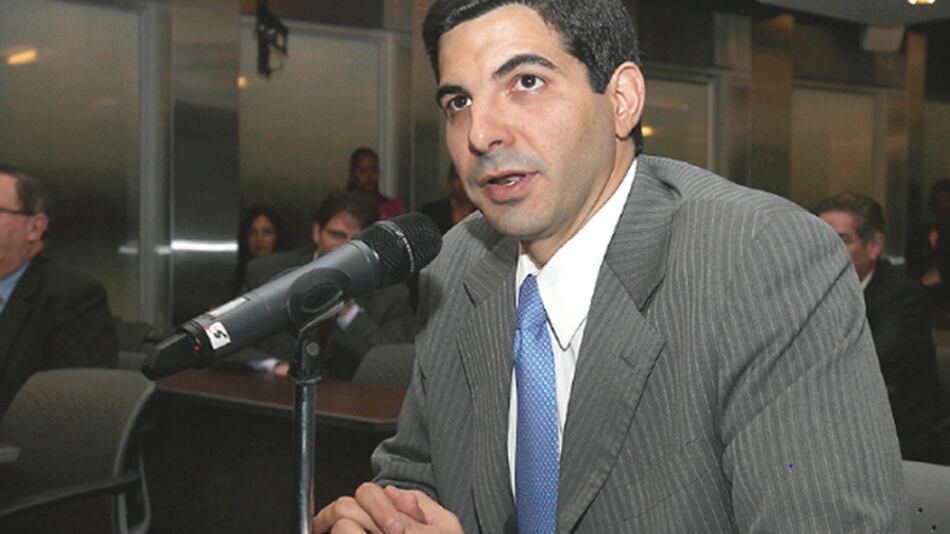 Abood reclama $10 millones a FP