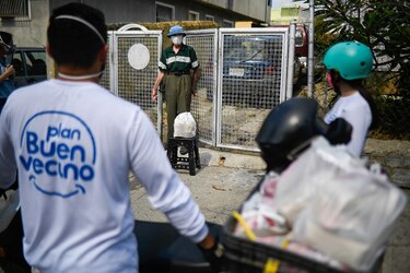 ‘Caídos del cielo’: voluntarios llevan almuerzos a ancianos en una Caracas en cuarentena