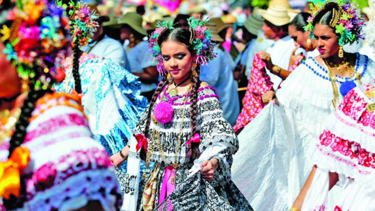 Al menos, 20 mil mujeres de diferentes edades lucieron orgullosas el vestido típico de Panamá, según datos suministrados por la Autoridad de Turismo.