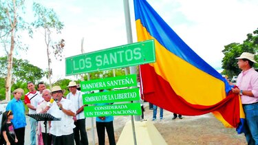 Por primera vez los santeños izan su bandera