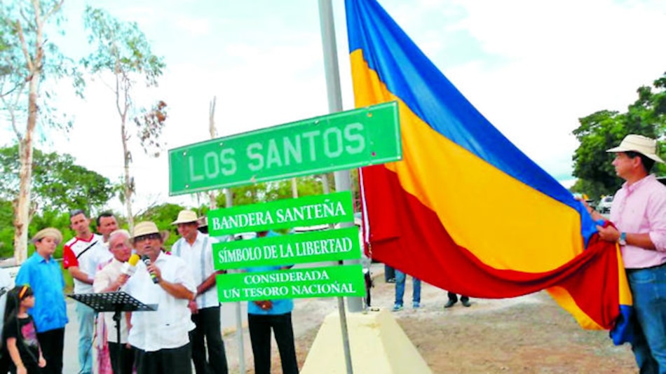 Por primera vez los santeños izan su bandera