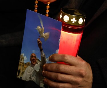 El papa consolida su mejoría tras 25 días hospitalizado y no está en ‘peligro inminente’