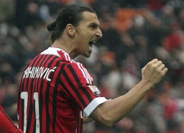 Ibrahimovic dice que se fracturó costilla en pelea con Onyewu