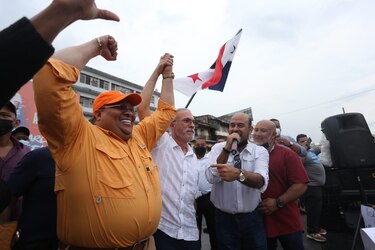Fábrega protesta junto a sus seguidores por la posible revocatoria de su mandato