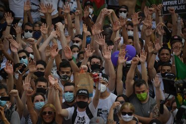 Cientos de personas protestan contra Jair Bolsonaro en Brasil