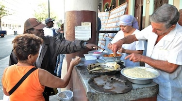 Los cubanos admiten que es imposible subir salarios, dice una sindicalista