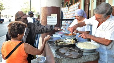 Los cubanos admiten que es imposible subir salarios, dice una sindicalista