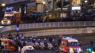 Liberan a rehenes en París; policía mata a los terroristas que atacaron la revista Charlie Hebdo