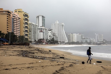 Ciclón Frank se intensifica a huracán y permanece lejos de costas de México