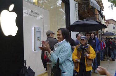 Apple pone a la venta su nuevo iPhone 4S
