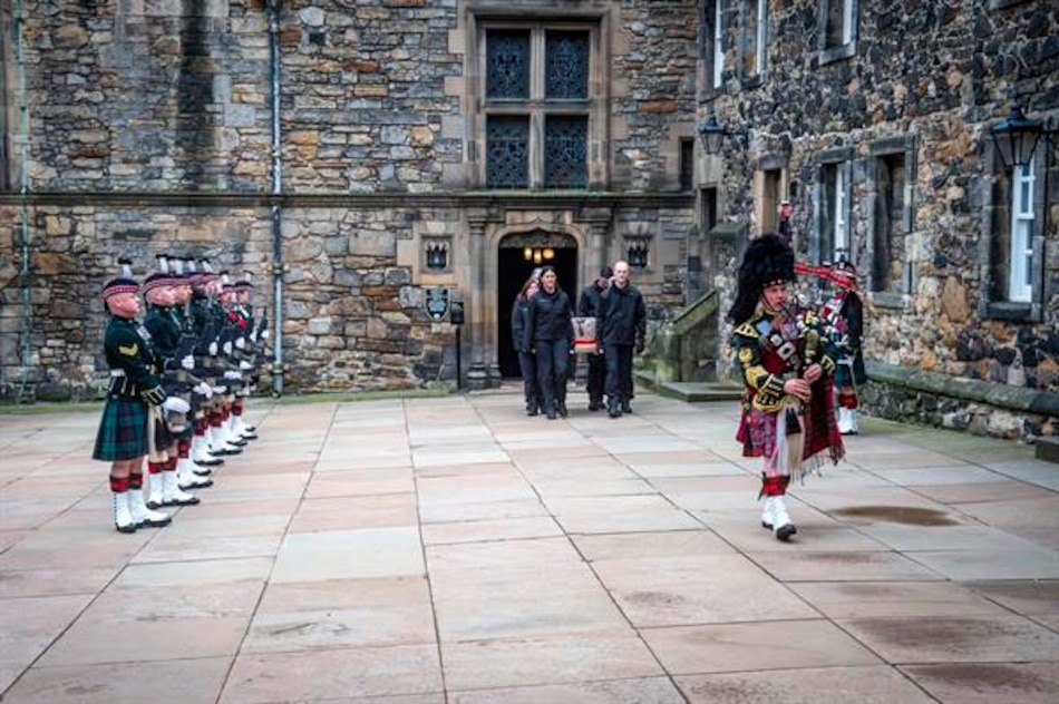Bendecida la mampara bordada tras la cual será ungido Carlos III