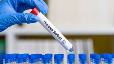 Centro europeo de control de enfermedades dice que ‘la vacuna sola no bastará’ contra Ómicron